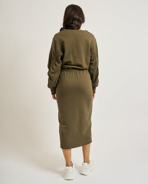 Abito lungo con spacco e applicazioni