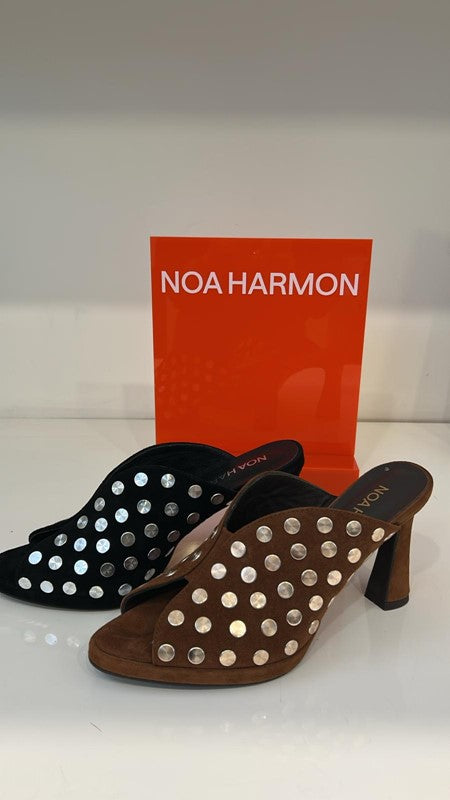 Sandalo elegante con borchie piatte