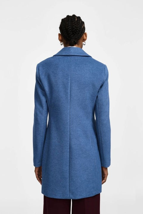 Cappotto lineare con chiusura a bottoni