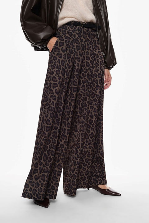 Pantalone ampio con pince e cintura