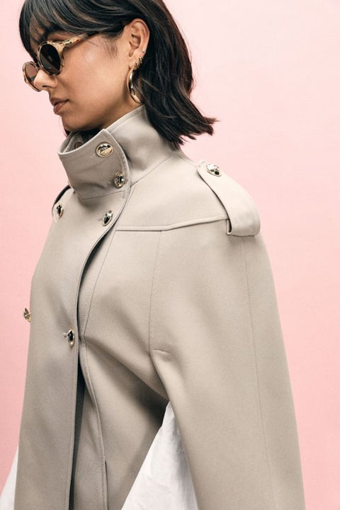 Cappotto a mantella doppio petto con spalline