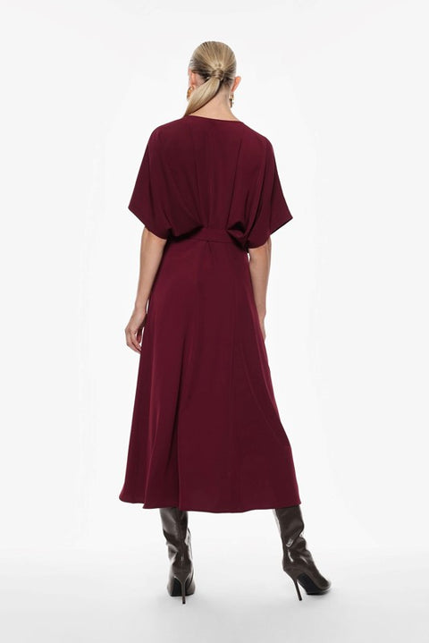 Abito lungo elegante con cintura in vita e spacco laterale