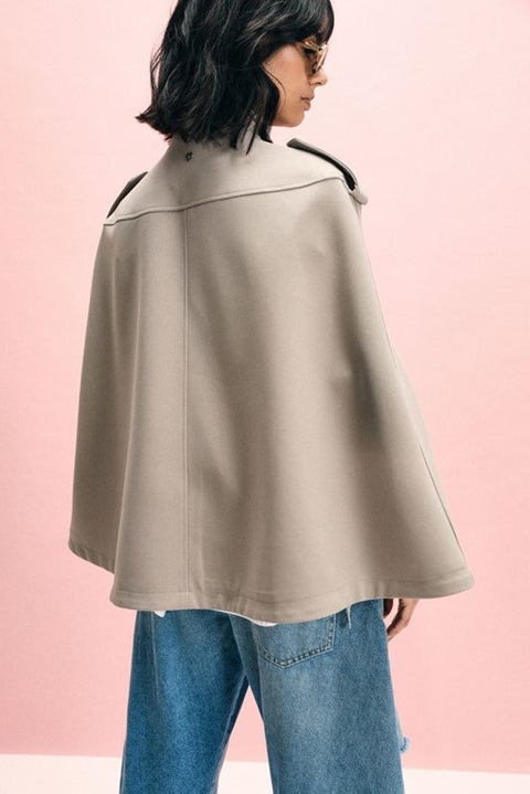 Cappotto a mantella doppio petto con spalline