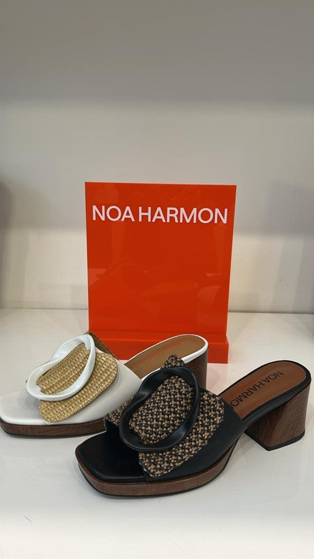 Sandalo in pelle e raffia con tacco