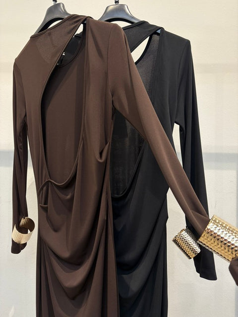 Abito con scollatura dietro e bracciali dorati