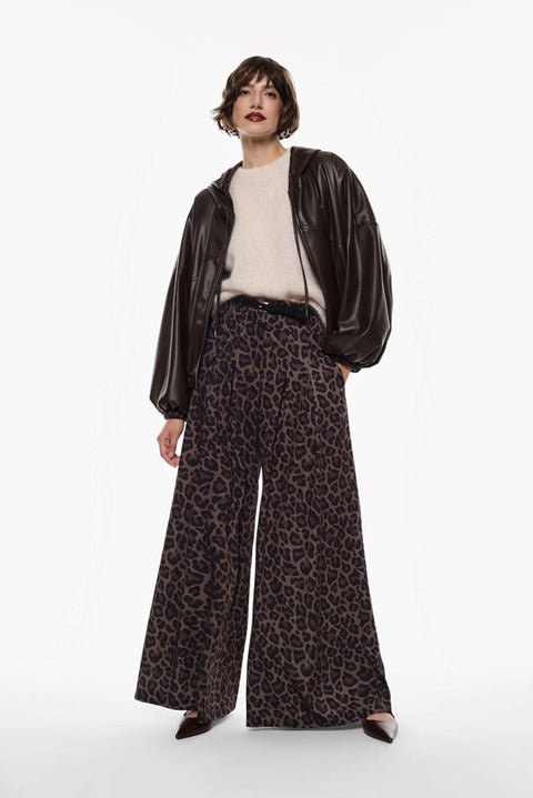 Pantalone ampio con pince e cintura