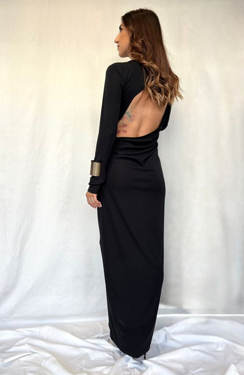 Abito con scollatura dietro e bracciali dorati
