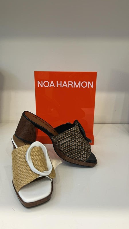Sandalo in pelle e raffia con tacco