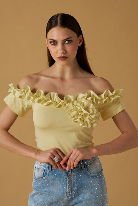 T-shirt spalle fuori con fiore