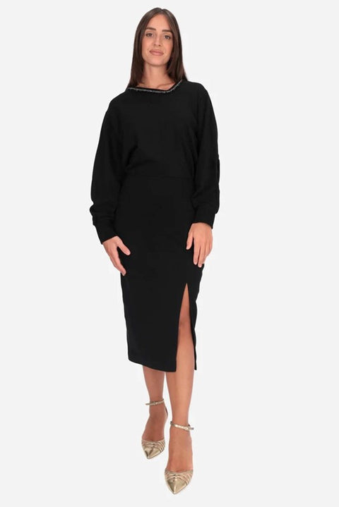 Abito lungo con spacco e applicazioni