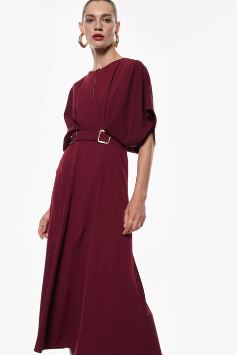 Abito lungo elegante con cintura in vita e spacco laterale