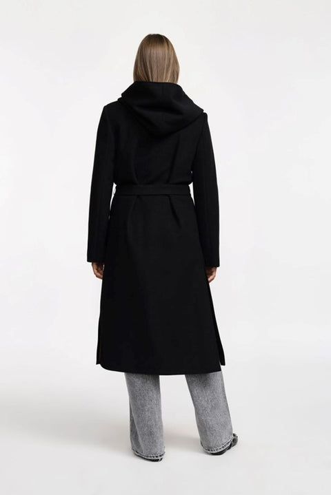Cappotto con cintura cappuccio e spacchi laterali