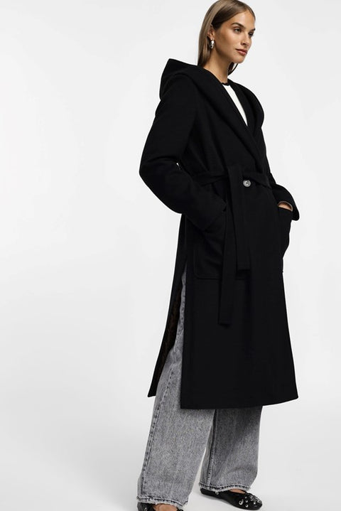 Cappotto con cintura cappuccio e spacchi laterali