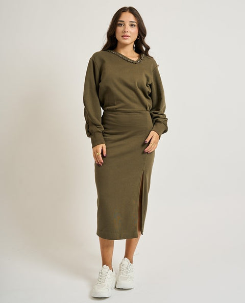 Abito lungo con spacco e applicazioni