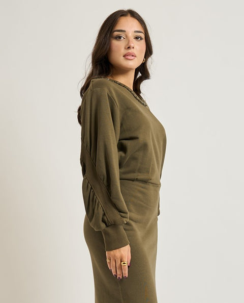 Abito lungo con spacco e applicazioni