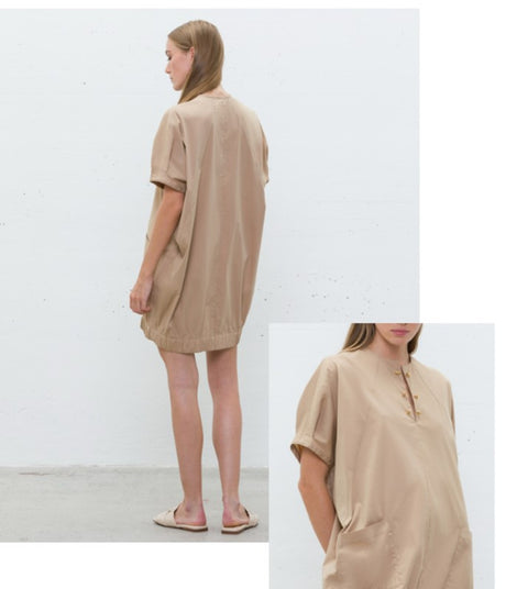 Abito corto con tasche applicate ampie