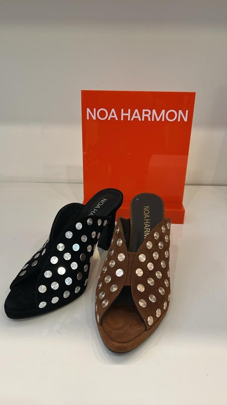 Sandalo elegante con borchie piatte