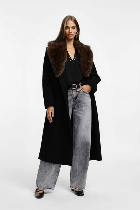 Cappotto con cintura cappuccio e spacchi laterali
