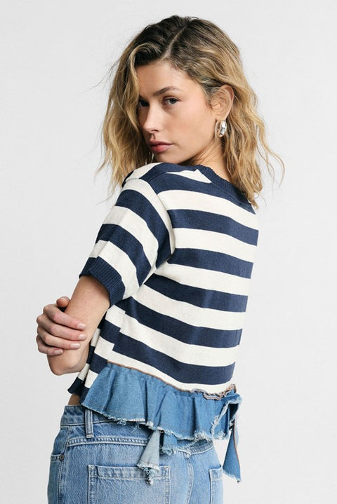 T-shirt cropped a righe con bordo sfrangiato