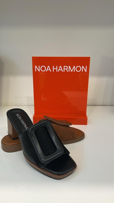 Sandalo c/tacco in camoscio e fibbia in tinta